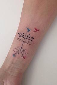 Modello di tatuaggio uccello piccolo albero linea fresca dipinto al polso