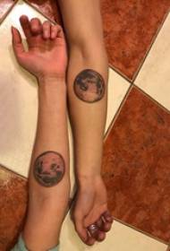 paartjie tatoeëer klein patroon pols paar polse op swart planeet tatoeëring foto's