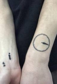 Horloĝaj tatuoj sur la pojno de milda horloĝa tatuaje-bildo