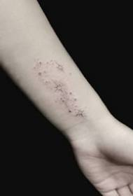 ултра-проста и добре изглеждаща малка снимка за татуировка за китката