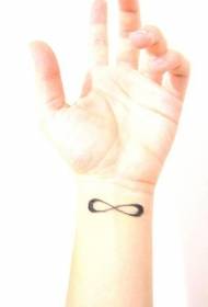 Padrão de tatuagem de símbolo de infinito preto de pulso