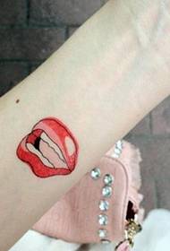 nő csukló karja vörös ajak tetoválás minta