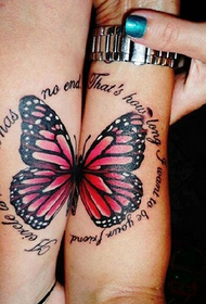 schéin Kombinatioun vu Liebhaber Hänn Butterfly Tattoo