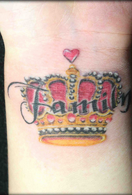 Красивая маленькая татуировка короны на запястье