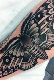 tatuagem de mariposa grande no pulso
