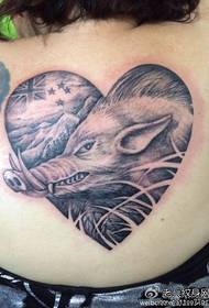 een klassiek wild zwijn tattoo-patroon op de rug van het meisje