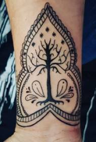 tatuiruotės šakos vyriškas riešas ant gyvybės medžio tatuiruotės modelio