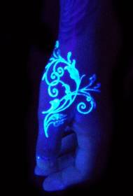 tatuaje fluorescente brillantemente brillante