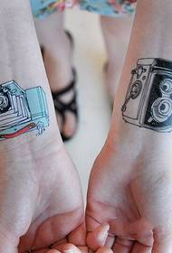 रेट्रो कैमरा फैशन कलाई टैटू
