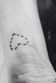 tatuaj inimă cu încheietura mâinii