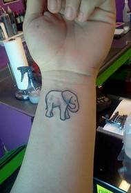 erittäin söpö vauva norsu totem tatuointi