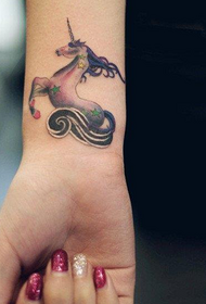 მაჯის ფერის unicorn tattoo ნიმუში