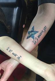 tato pasangan bahasa Inggris sederhana di pergelangan tangan