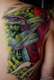 назад реалистичная татуировка змея
