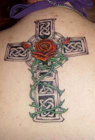 kors og rose tatovering på bagsiden