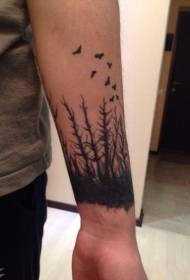 įspūdingas paslaptingo juodojo miško riešo tatuiruotės modelis