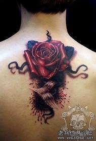 wzór tatuażu z tyłu róża