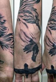Черная серая ворона и татуировка с перьями