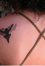 yarinya mai hankali da baya baki da fari 3D bat tattoo ƙirar