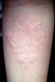 il motivo del tatuaggio del fiore invisibile del polso debole è basso