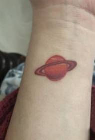 meisje pols op rood kleurverloop geometrische lijn planeet tattoo foto