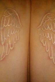 tetovanie z bieleho atramentu na zápästí