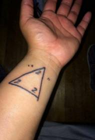 Dreieck Tattoo Figur männliches Handgelenk auf digitalen und Dreieck Tattoo Bildern