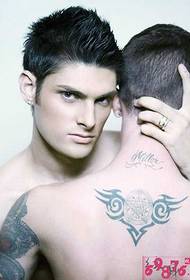Personalidade da moda de 2013 homens após a tatuagem traseira
