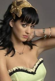 deirfiúr torthaí Katie Perry tattoo láimhe
