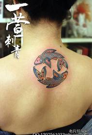 ragazze tornano alla moda classico modello di tatuaggio Pesci