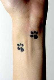 plaukstas suņa ķepa apdrukāts tetovējums
