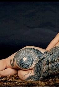 As tatuagens de besta dominadora nas costas estão relacionadas com fotos de religião