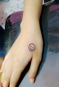 cute na smiley face tattoo sa pulso