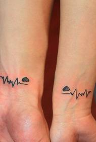 Gambar tato denyut jantung ing pergelangan tangan pasangan
