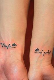immagine del tatuaggio della frequenza cardiaca al polso della coppia