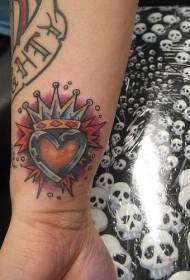 modello di tatuaggio corona a forma di cuore da polso