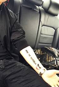 Pèsonalite angle tatoo foto alfabè sou ponyèt