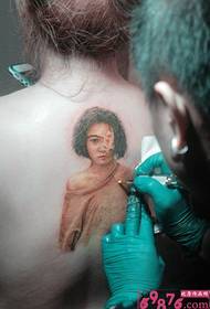 Retrat personal escena del tatuatge al darrere