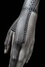 motif de tatouage totem polynésien ligne noire main