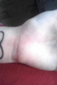 jednoduchý vzor nekonečna symbol zápěstí tetování
