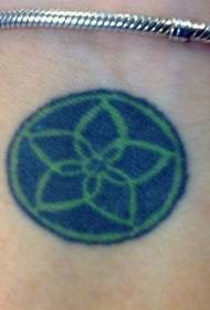 الگوی تاتو نماد گل آبی و سبز روی مچ دست