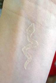 Cổ tay mực trắng biểu tượng hình xăm con rắn