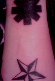 zapestni črni vzorec tetovaže s petimi koničastimi zvezdicami