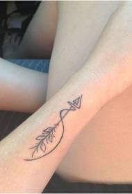 Tatuaxe de frecha na liña negra do brazo