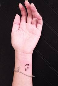 tato telapak tangan kecil yang lucu di pergelangan tangan