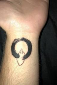 prskati tinta tetovaža muški zglob na crnim okruglim slikama Tattoo
