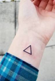 ອົງປະກອບເລຂາຄະນິດ geometric tattoo ຊາຍໃນຮູບສາມຫລ່ຽມສາມຫລ່ຽມສີດໍາ