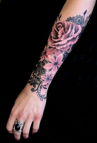 bellezza braccio piccante tatuaggio di fiore rosa sexy