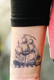 tatuaggio a vela sul polso destro