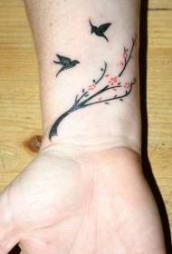 手首のかわいい鳥と小枝のタトゥーパターン